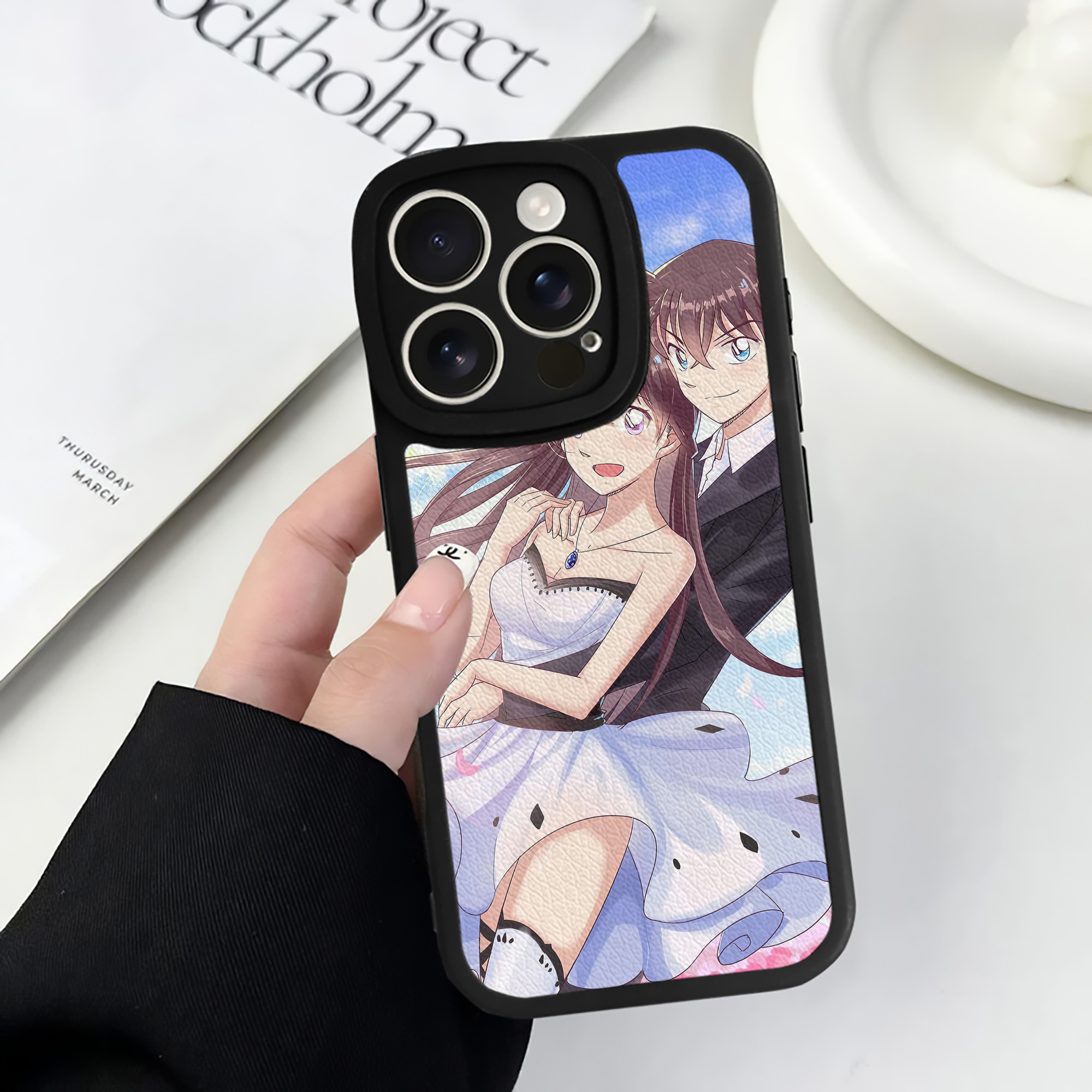 （画像用） 名探偵コナン Detective Conan 【iPhone 16シリーズ対応】シリコンスマホケース（レザー調） 材質：シリコン
